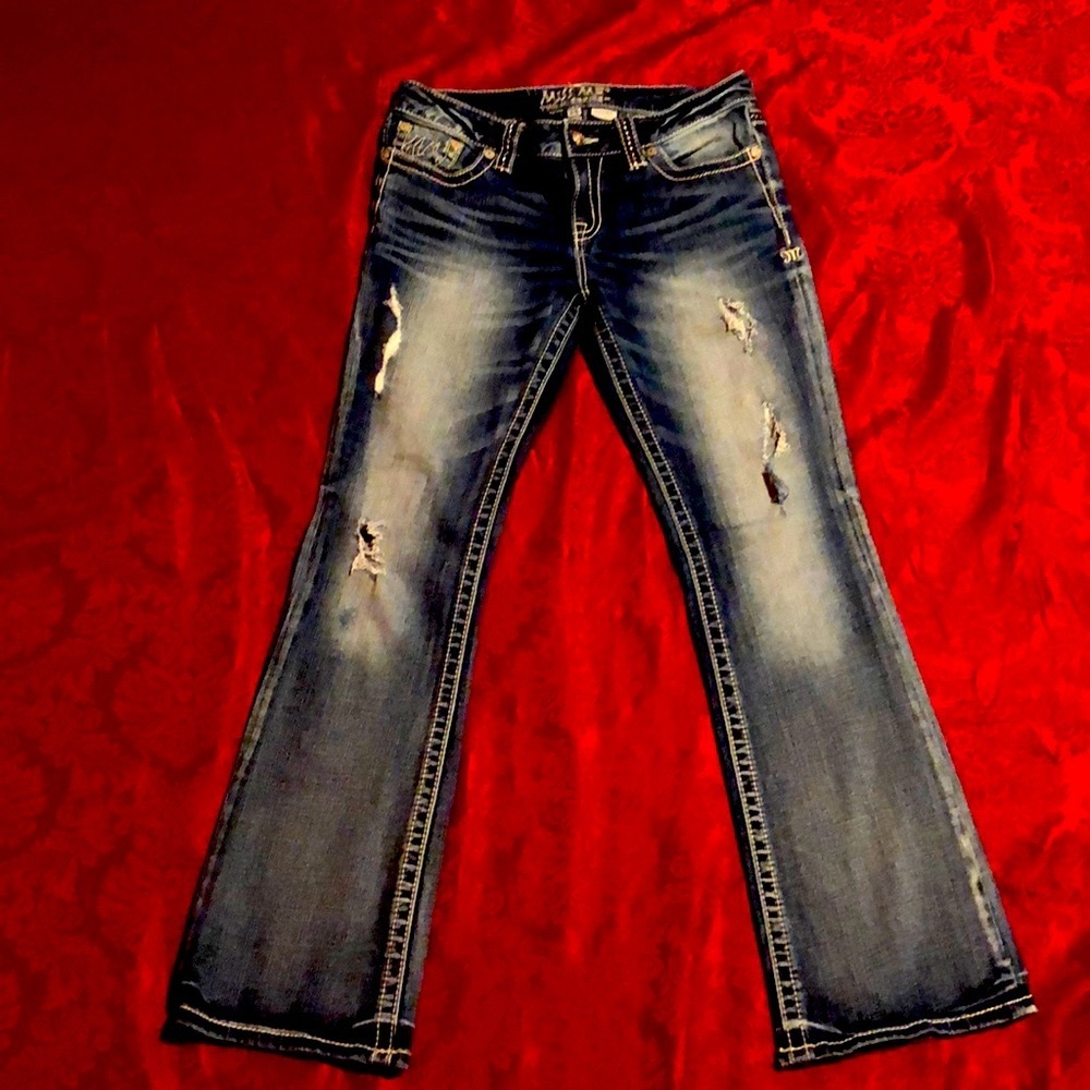 Miss Me Sz 28 Easy fit Bootcut jeans w/factory distressing, wiskering 🎯
